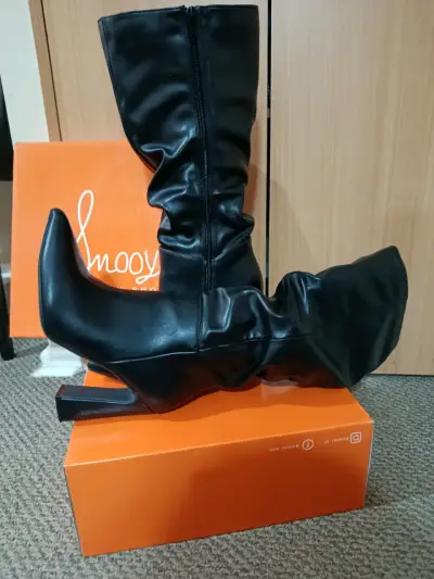 Botas negras con taco alto - miniatura 3