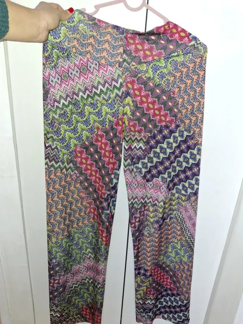 Pantalones coloridos estampados zigzag