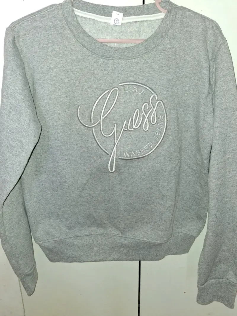 Polerón gris Guess logo bordado