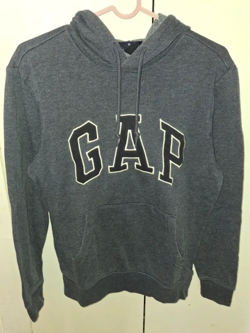 Polerón GAP gris con capucha