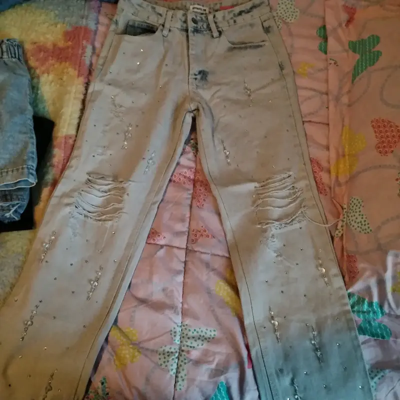 Jeans desgastados con adornos - 1