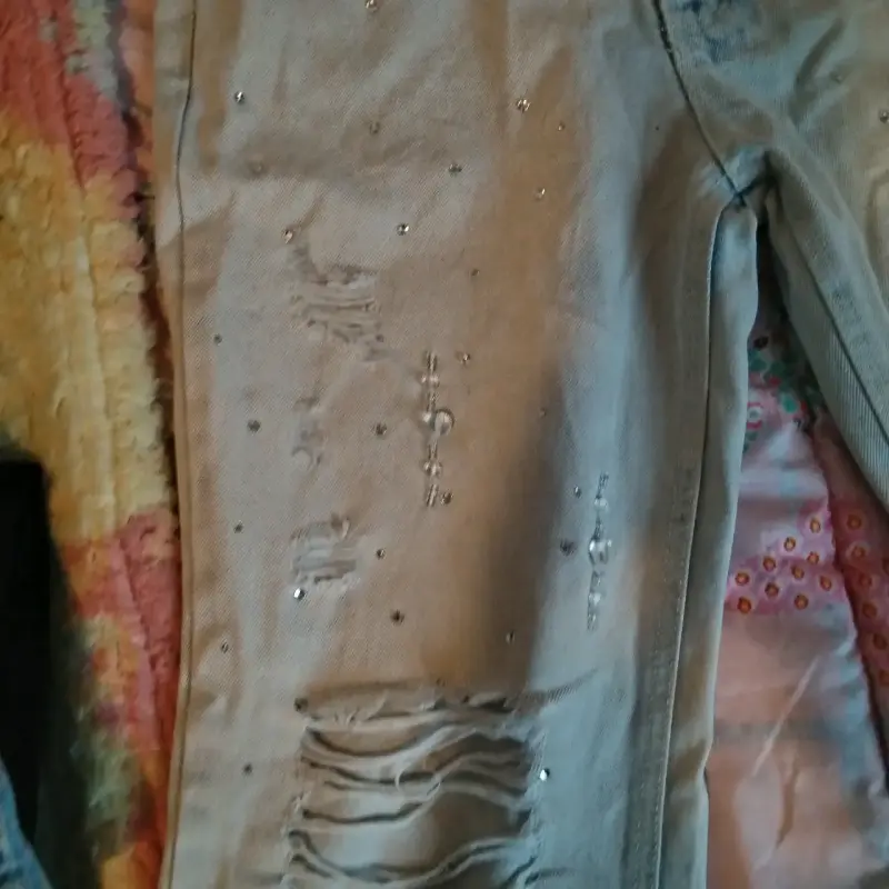 Jeans desgastados con adornos - 3