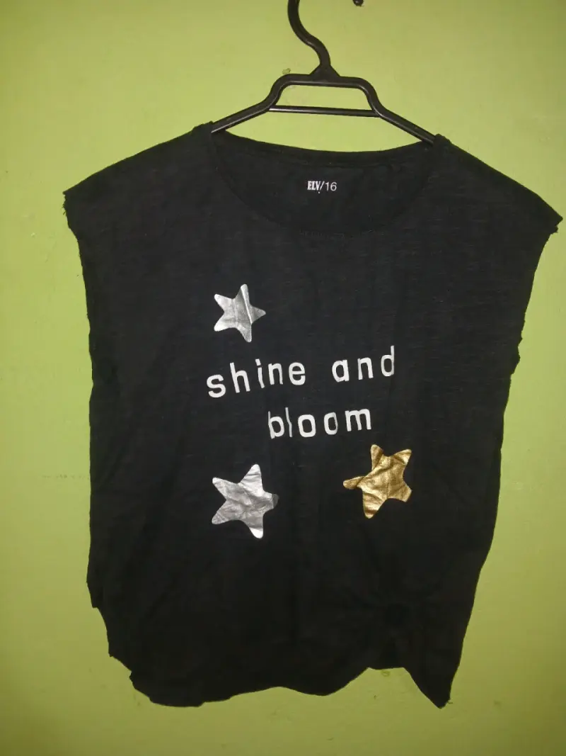 Polera negra con estrellas