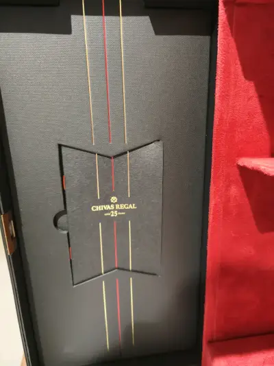 Caja Chivas Regal 25 años - miniatura 3