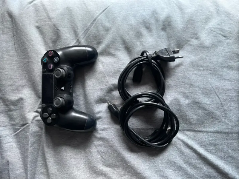 Consola PlayStation 4 blanca con control - 3