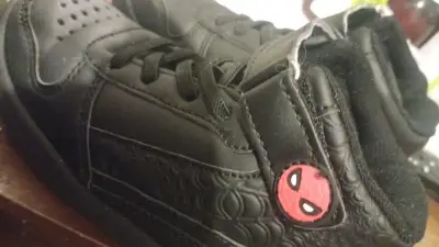 Zapatillas negras con diseño - miniatura 1