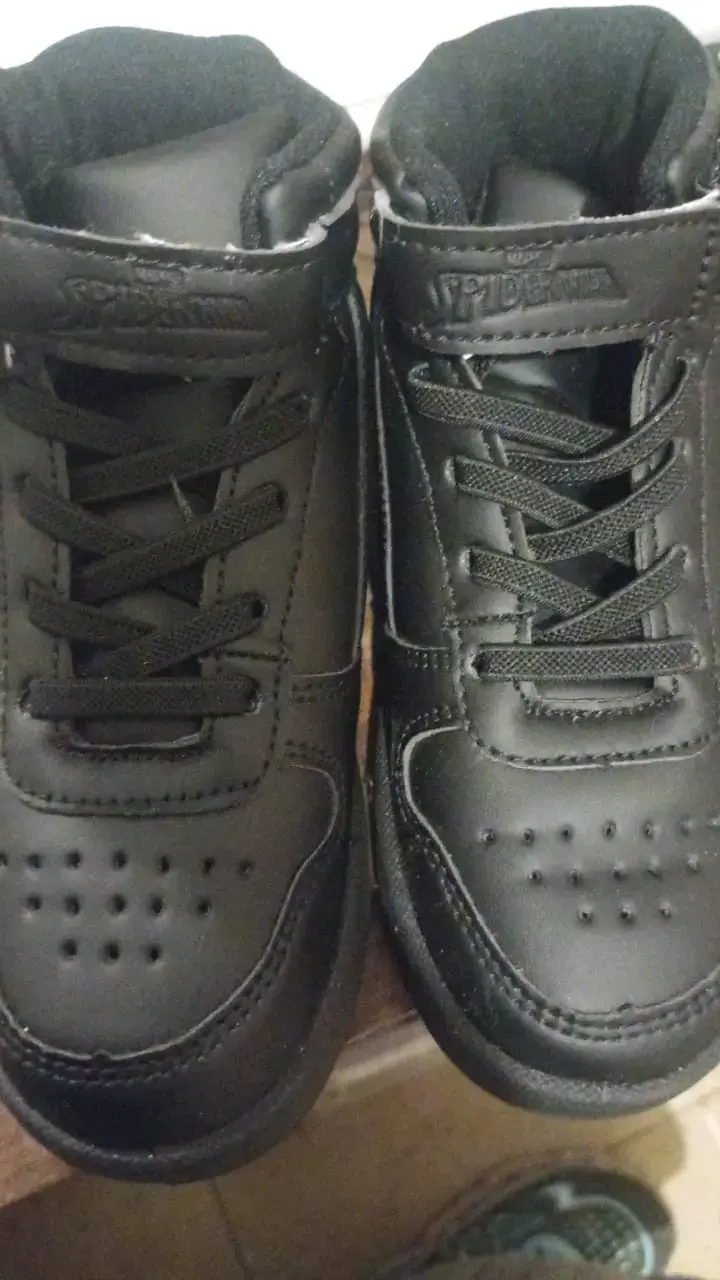 Zapatillas negras con diseño - 3