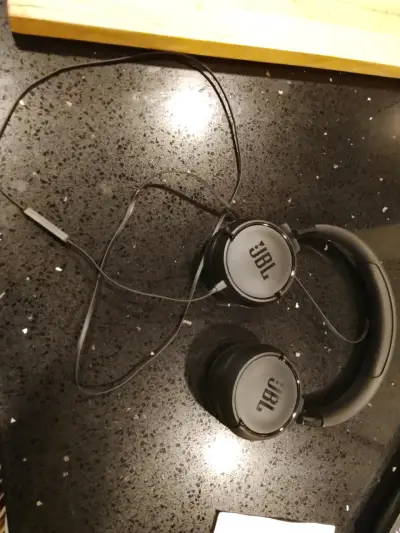 Auriculares JBL negros - miniatura 2