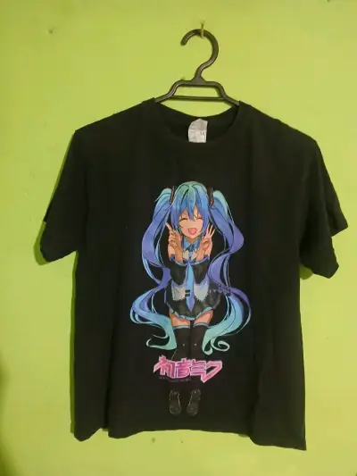 Polera negra estampada anime Hatsune Miku - miniatura 1