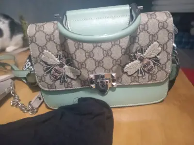 Bolso de mano con diseño de abejas - miniatura 1