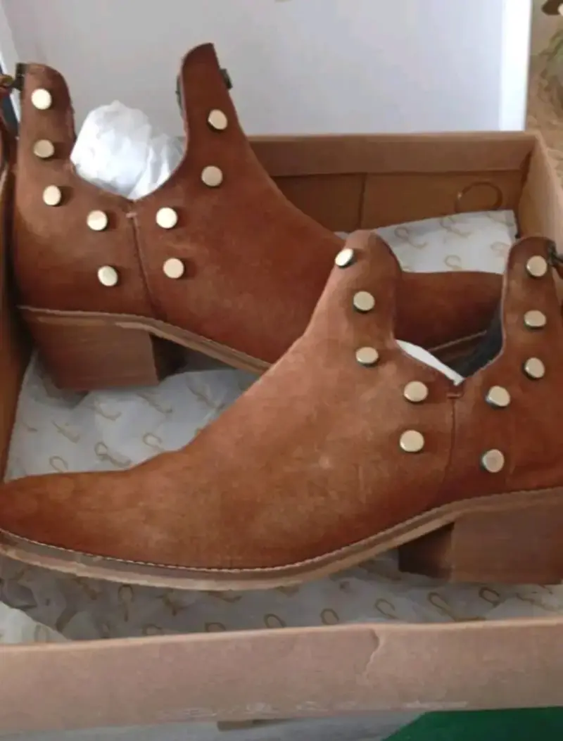 Botines de gamuza marrón con tachuelas