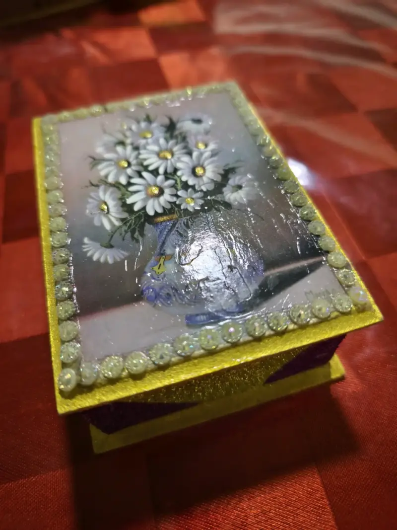 Caja decorativa con margaritas