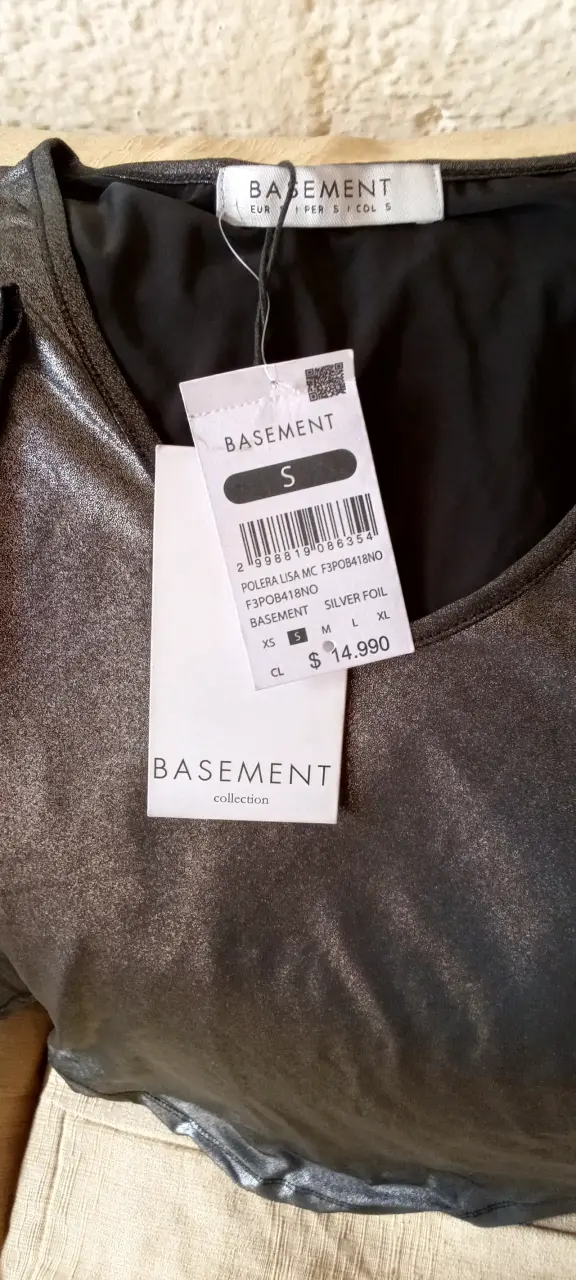 Polera negra Basement S nueva