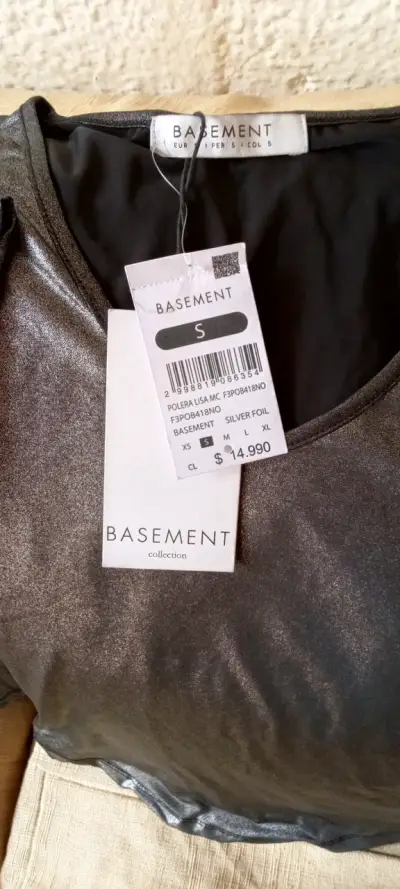 Polera negra Basement S nueva - miniatura 1