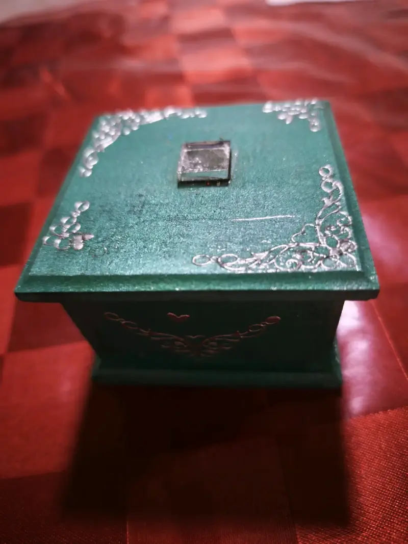 Caja decorativa verde con detalles