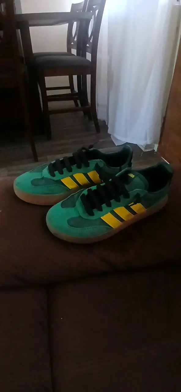 Zapatillas deportivas verdes y amarillas