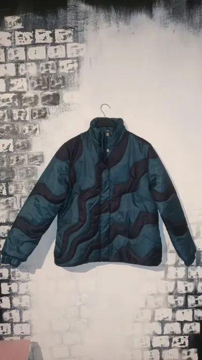 Chaqueta acolchada verde petroleo con diseño - miniatura 1