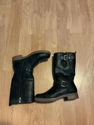 Botas negras con hebillas - miniatura 1