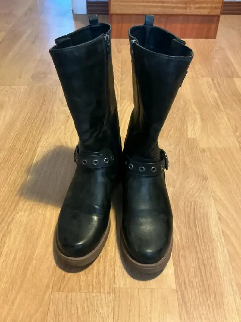 Botas negras con hebillas - 3