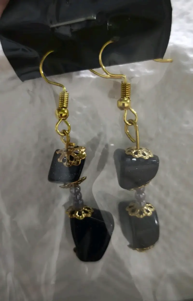 Aros colgantes dorados y negros
