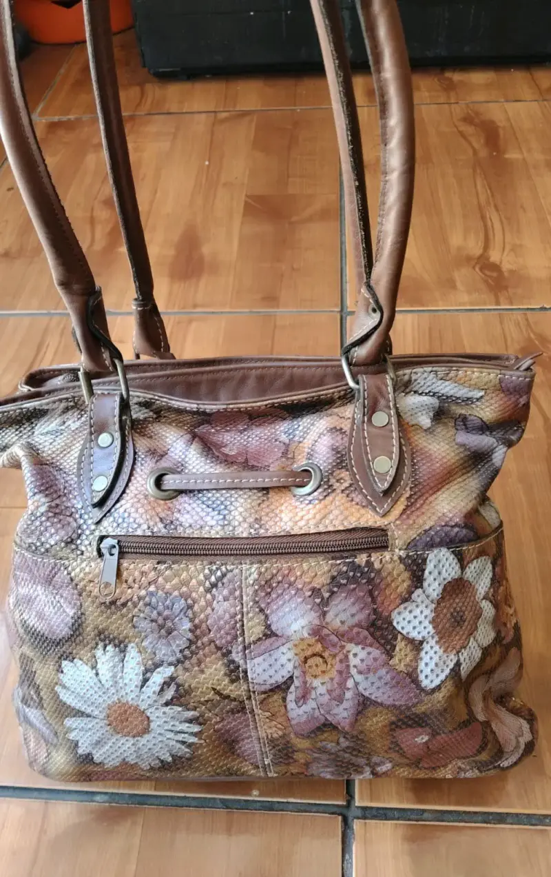 Cartera floral de cuero sintético - 1