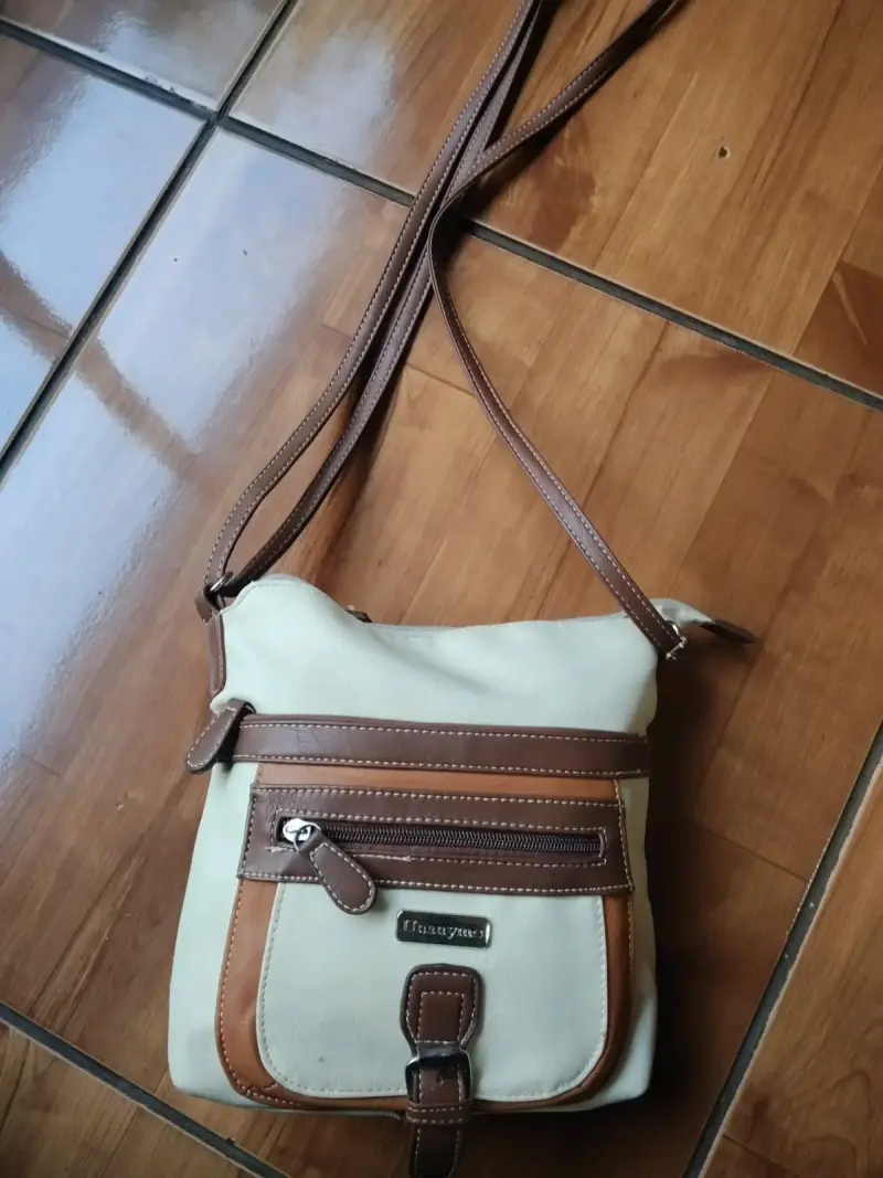 Cartera cruzada beige y café