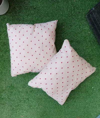 Cojines con diseño de corazones - miniatura 1