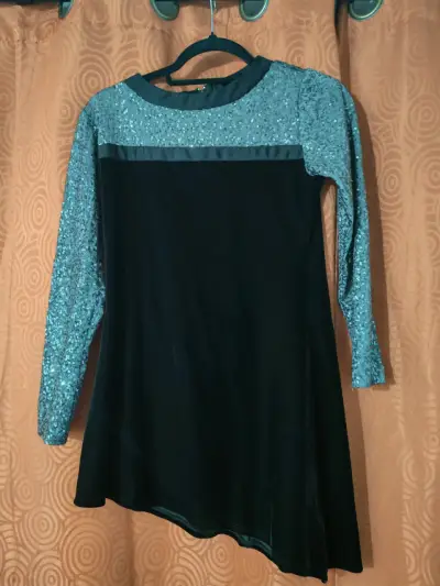 Vestido negro con lentejuelas - miniatura 1