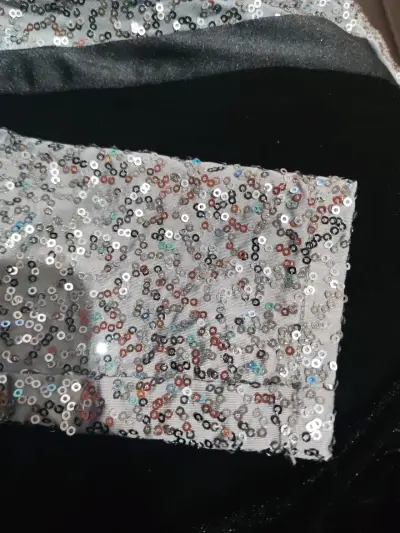 Vestido negro con lentejuelas - miniatura 2