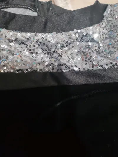 Vestido negro con lentejuelas - miniatura 3