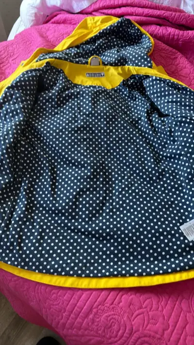 Chaqueta impermeable amarilla - miniatura 1