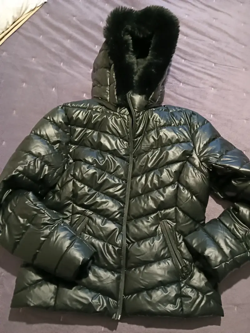Chaqueta acolchada negra con capucha - 1