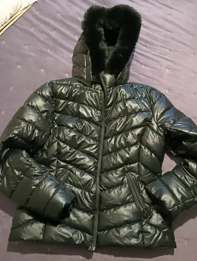 Chaqueta acolchada negra con capucha - miniatura 1