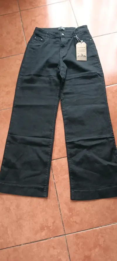 Chaqueta acolchada negra con capucha - miniatura 4