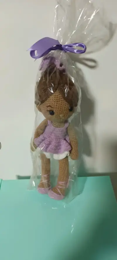 Muñeca de crochet morada - miniatura 1