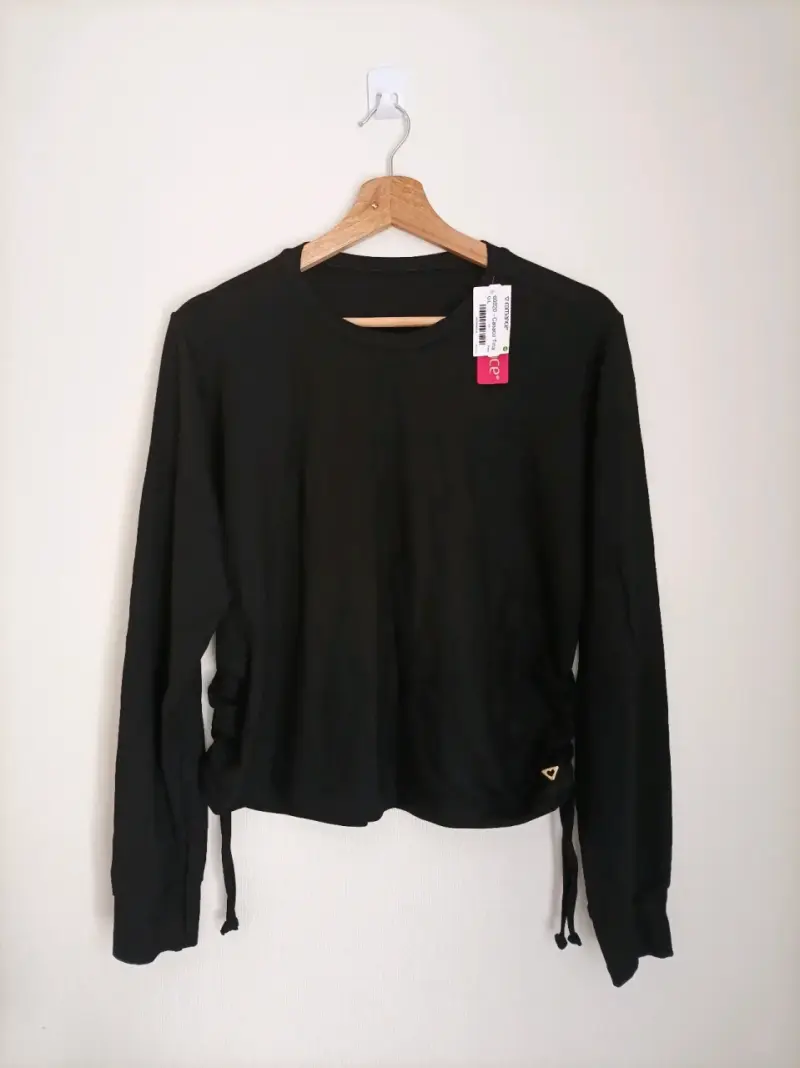 Polera negra manga larga con etiqueta