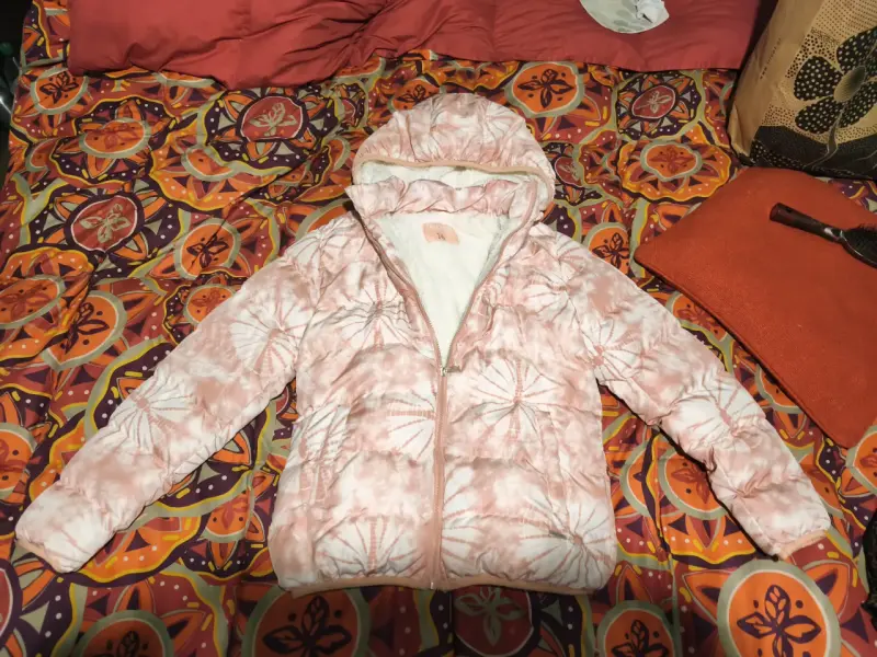 Chaqueta acolchada rosa con capucha - 1