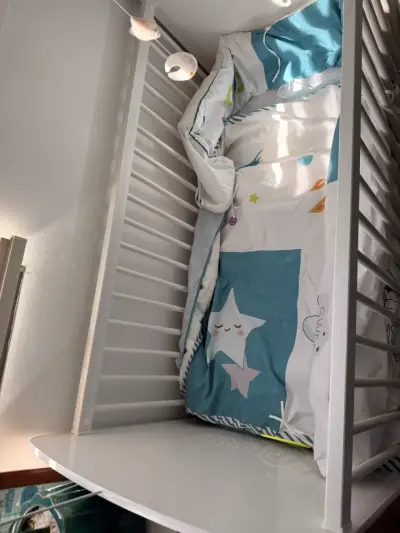 Cuna blanca de bebé - miniatura 2