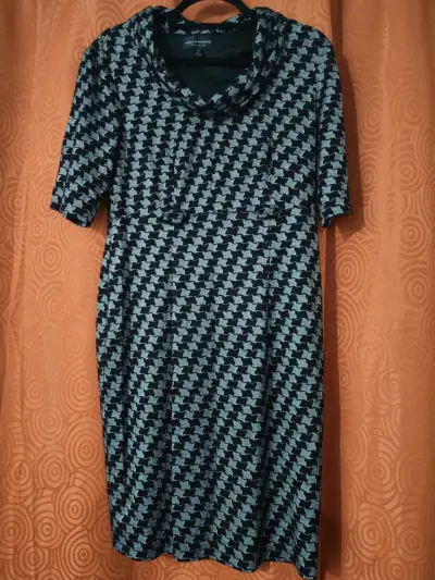 Vestido negro con patrón gráfico - miniatura 1