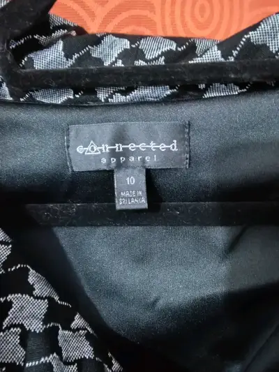Vestido negro con patrón gráfico - miniatura 2