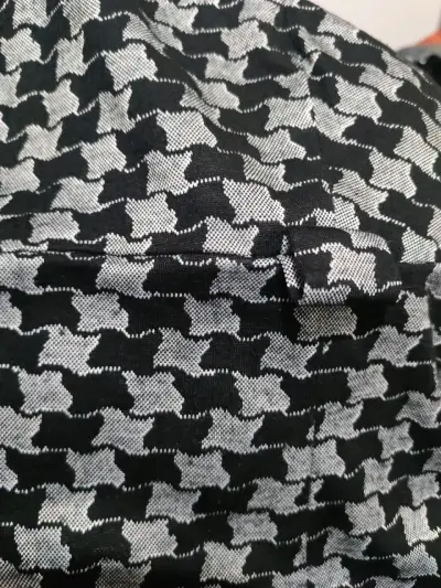 Vestido negro con patrón gráfico - miniatura 3