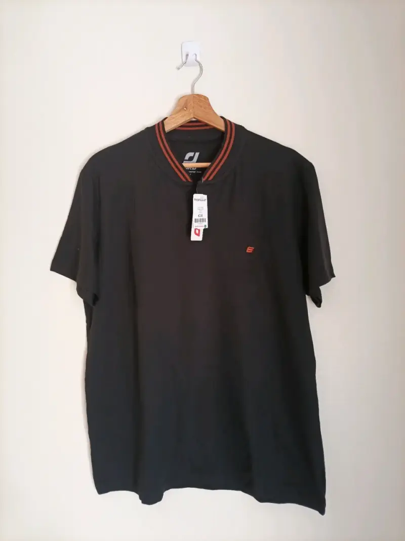 Polera negra con cuello deportivo