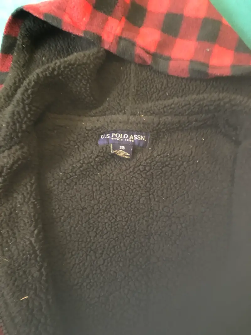 Polerón a cuadros rojo y negro marca polo EEUU. - 3