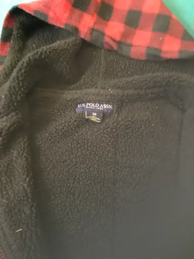 Polerón a cuadros rojo y negro marca polo EEUU. - miniatura 3
