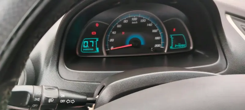 Auto Chevrolet SAIL LT negro en buen estado - 9