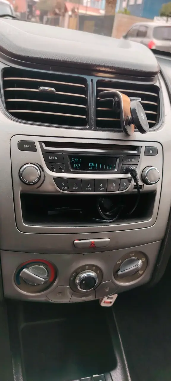 Auto Chevrolet SAIL LT negro en buen estado - 10