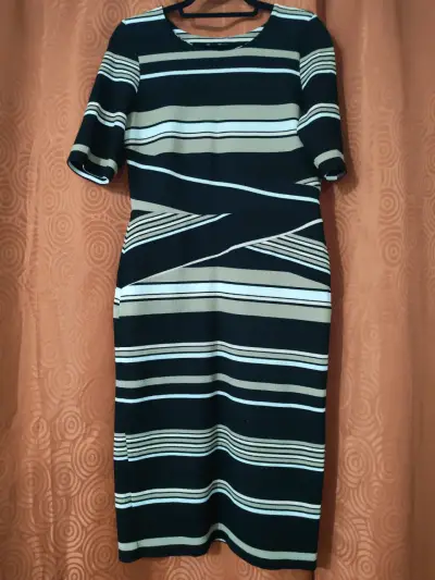 Vestido a rayas negro y beige - miniatura 1