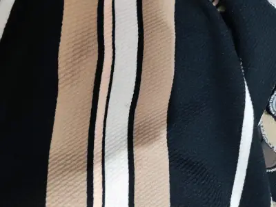Vestido a rayas negro y beige - miniatura 3