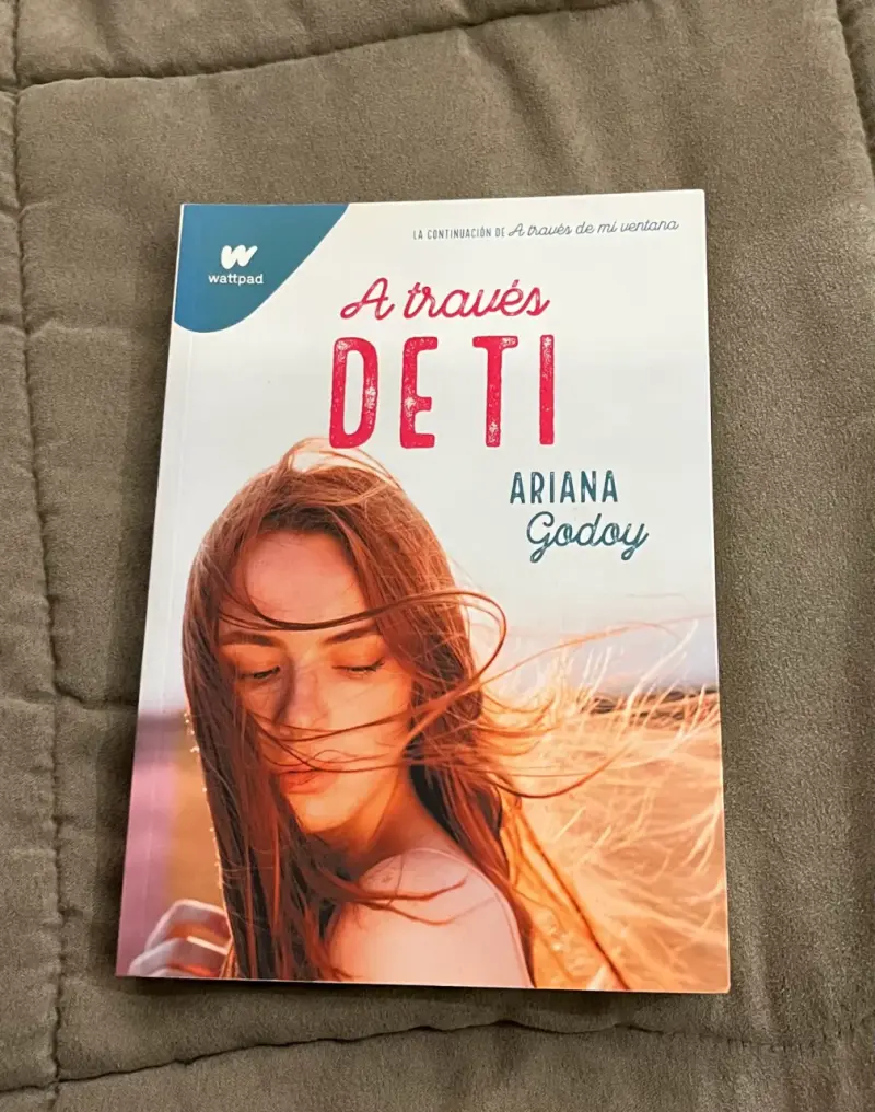 Libro 'A través de Ti' de Ariana Godoy - 1
