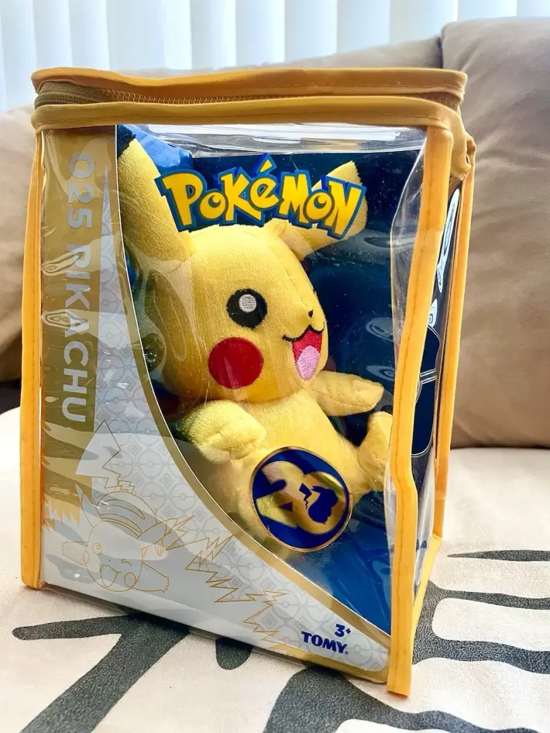 PELUCHE PIKACHU POKÉMON GUIÑO 20TH TOMY - 3